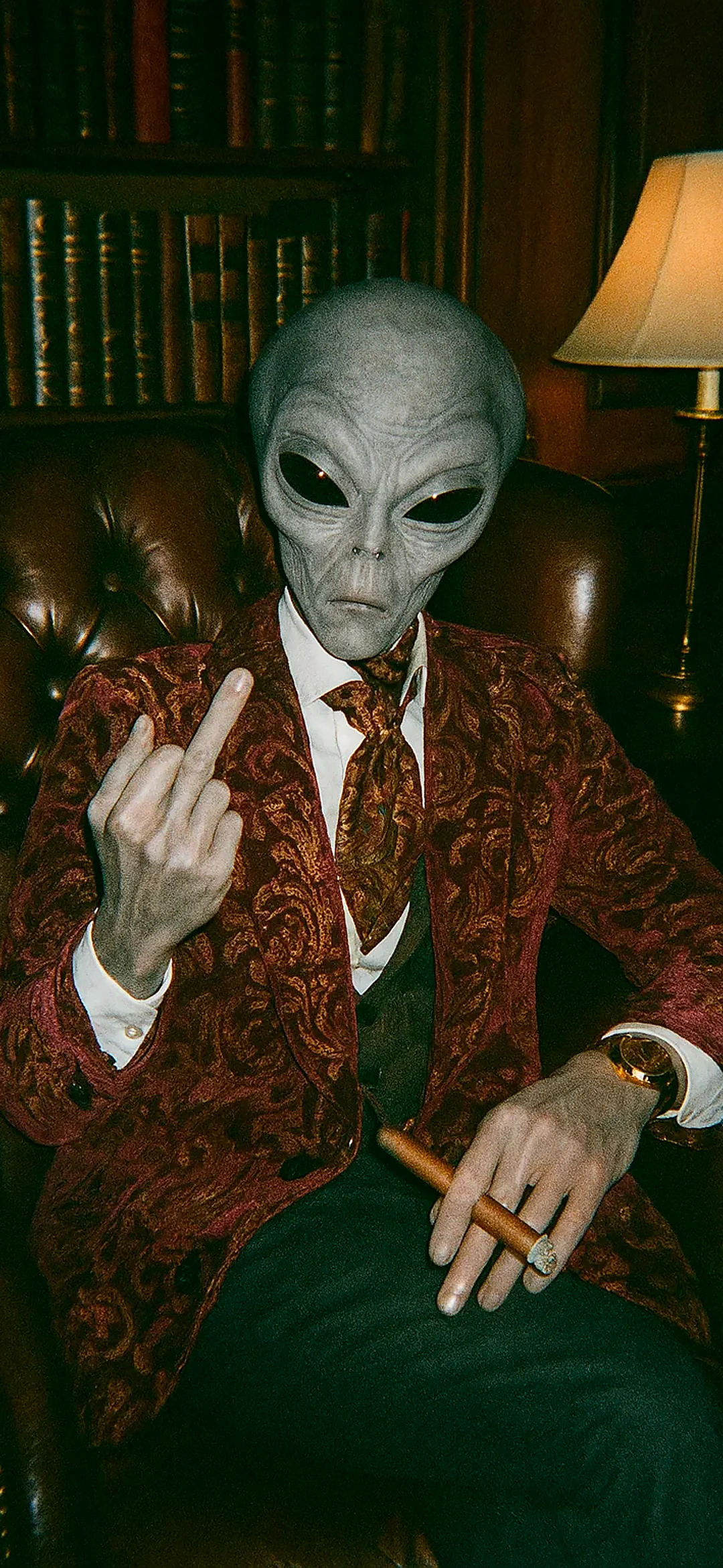 Alien gives the finger